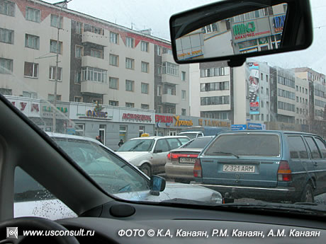 Магазины расположенные вдоль автомобильного потока, Астана. ФОТО © К.А. Канаян, Р.М. Канаян, А.М Канаян